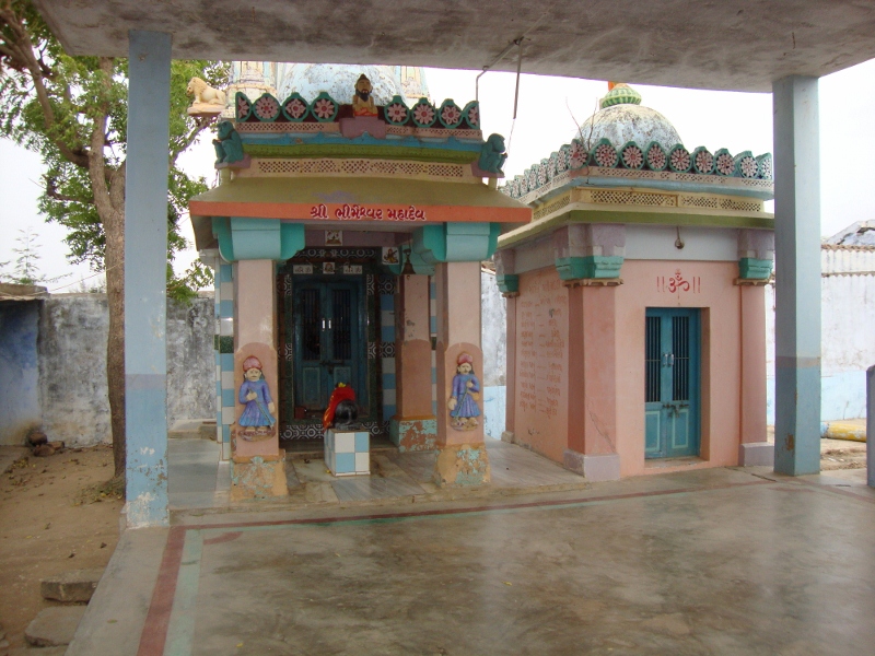 તળાવ કિનારે મહાદેવ નુ મદિર